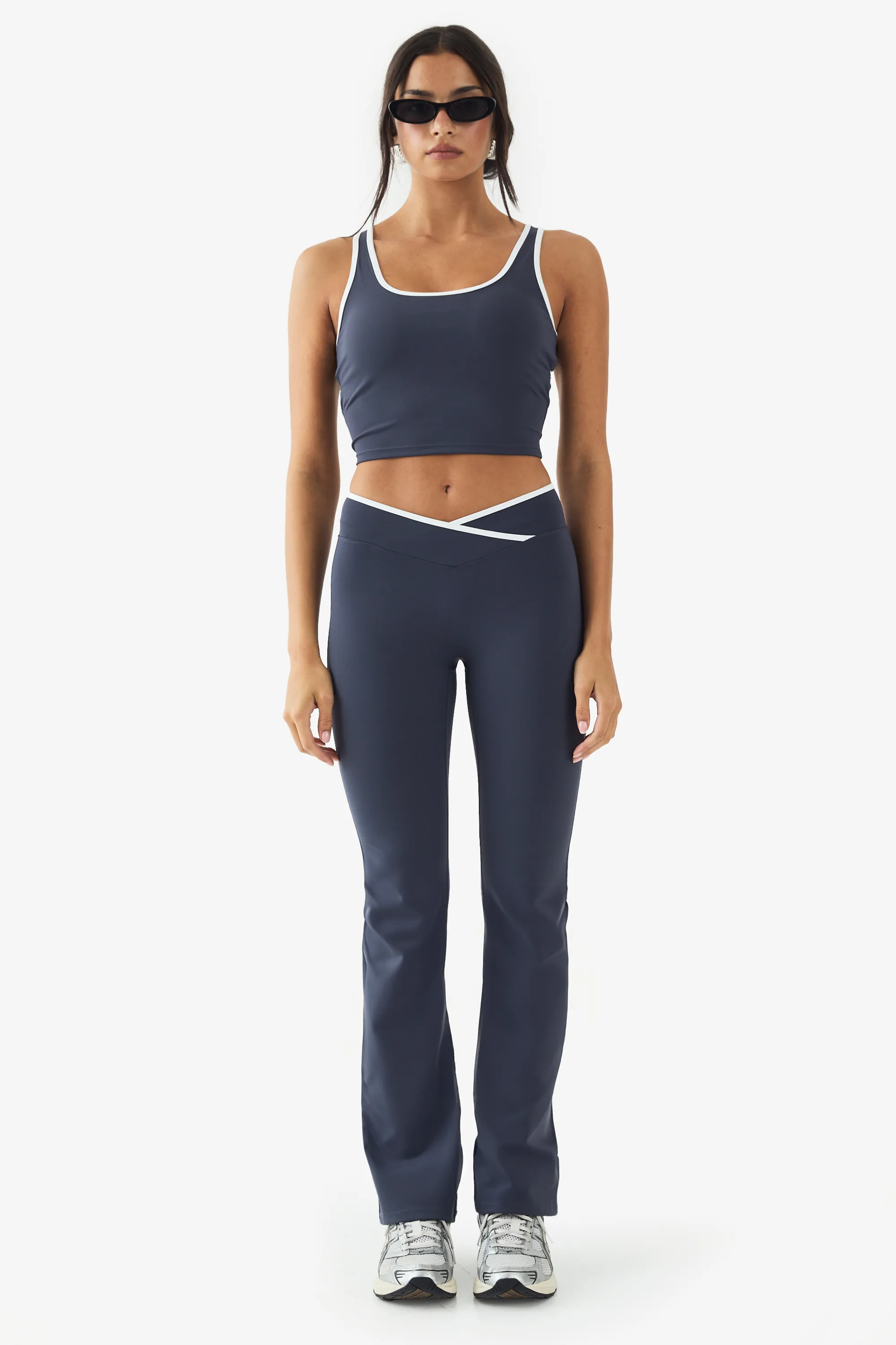 DSGN Studio Ultra Sculpt Contrast Binding Wrap Waist Flare Legging 3 DSGN Studio Ultra Sculpt Contrast Binding Wrap Waist Flare Legging