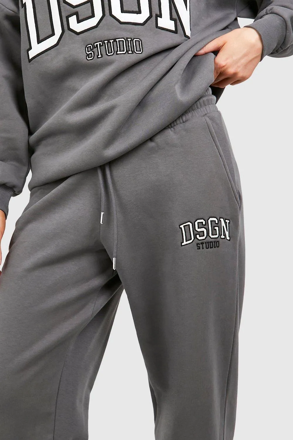 DSGN Studio Applique Oversized Jogger 4 DSGN Studio Applique Oversized Jogger